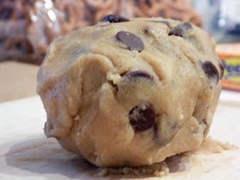 Ooey Gooey Filled Chocolate Chip Cookies with a Crunch