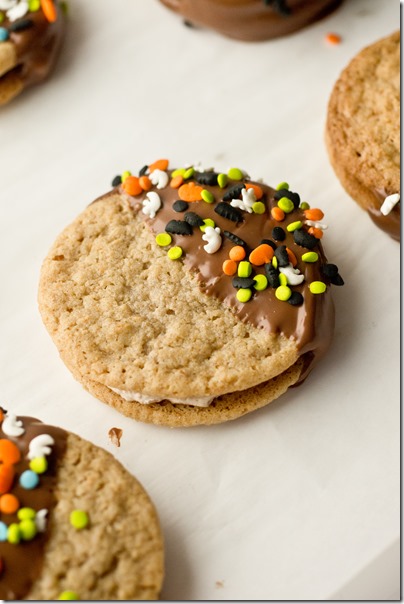 Graham Cracker Cookies with Toasted Pumpkin Marshmallow Filling