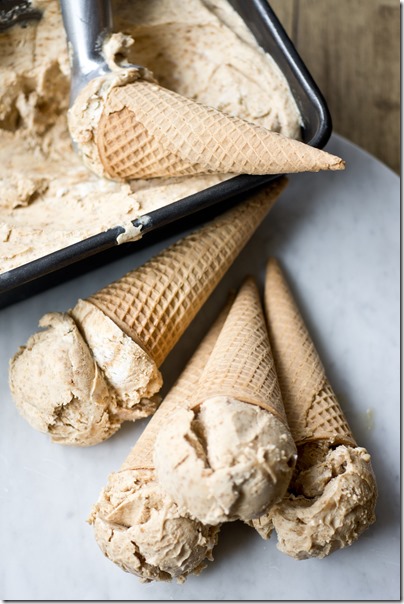 Super Creamy Cookie Butter Ice Cream - Don't even need an ice cream maker. Seriously easy and delicious!