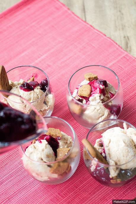 Speculoos Sundaes with Warm Blueberry Sauce