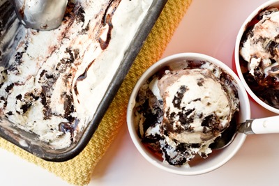 No Churn Oreo Fudge Swirl Ice Cream - no ice cream maker needed, one of the best flavors ever