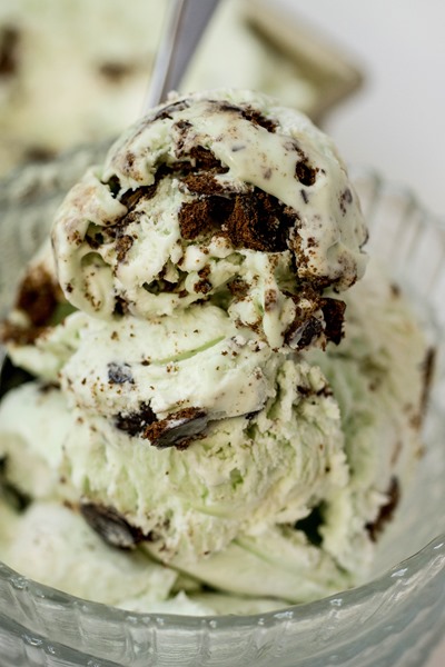 Thin Mint Ice Cream <-no ice cream maker needed!