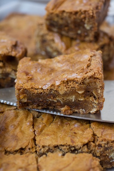 Cinnamon Chip Oatmeal Blondies <- perfectly chewy, gooey and sweet!