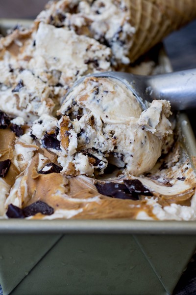 no churn peanut butter ice cream with peanut butter swirls AND chocolate covered pretzels