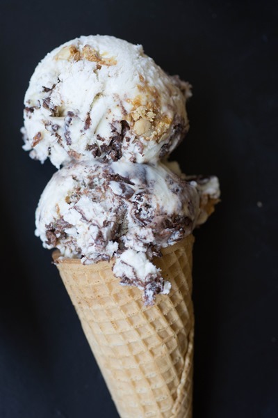 no churn (!) vanilla ice cream with salty candied peanuts and dark chocolate chunks