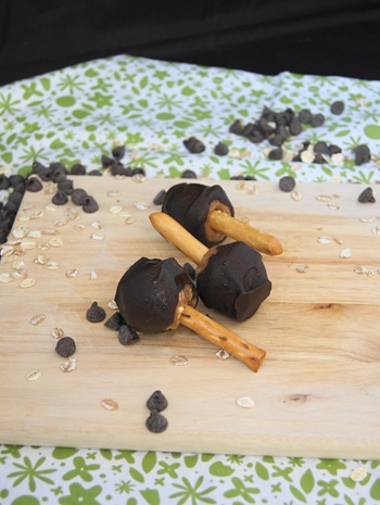 Peanut Butter Cookie Dough Pretzel Pops 23