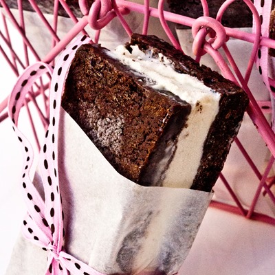 Fudgy Brownie Ice Cream Sandwiches - so fun for parties