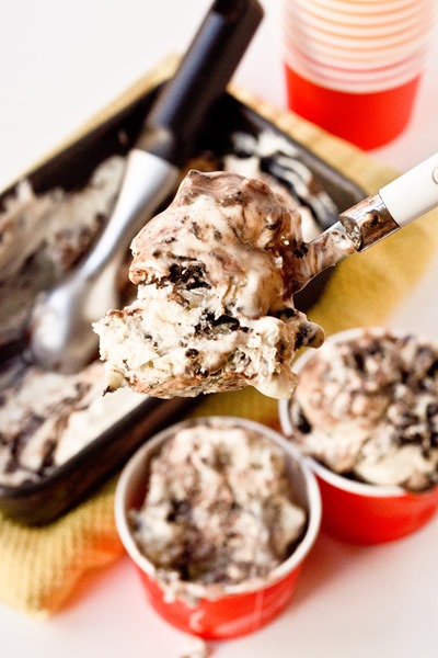 No Churn Oreo Fudge Swirl Ice Cream - make it easily without an ice cream maker!