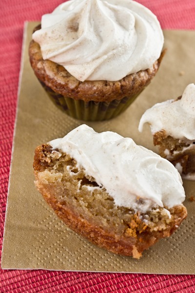 Cinnamon Roll Blondie Bites - that frosting is incredible!