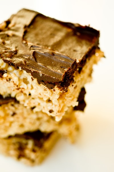 Should probably make these salted caramel rice krispie treats for super bowl..........