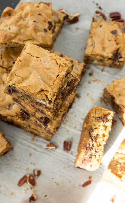 Perfect blondies for Thanksgiving... brown butter, rich dark chocolate and toasted pecans!