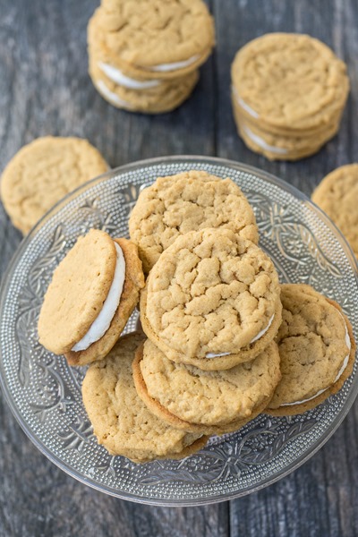 these are just like a fluffernutter sandwich but in cookie form!!