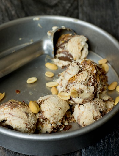 The best no churn chocolate and peanut butter ice cream! Only 4 ingredients!!